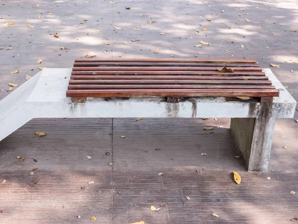 Banc moderne en béton avec le petit bois . — Photo