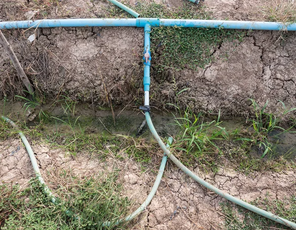 Tubo de PVC viejo con la válvula de plástico roja . — Foto de Stock