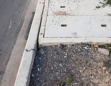 Beton kanalizasyon kapağı.