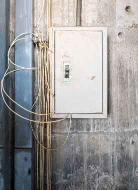 Elektrik kontrol için eski metal kutu.