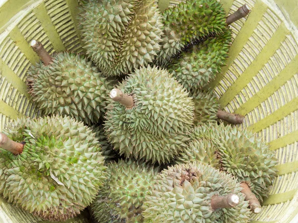 Rijpe durian stapel. — Stockfoto
