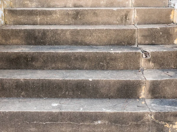 Kirli çimento merdiven ile kırık adım. — Stok fotoğraf