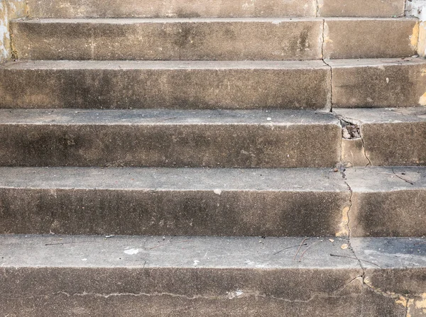 Schmutzige Zementtreppe mit kaputter Stufe. — Stockfoto