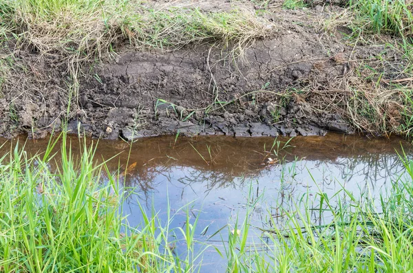 Kleiner Kanal zur Entwässerung. — Stockfoto