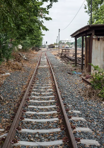 Nova linha ferroviária a partir do pátio lateral . — Fotografia de Stock