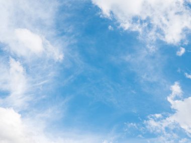 Kabarık bulut ile açık mavi gökyüzü.