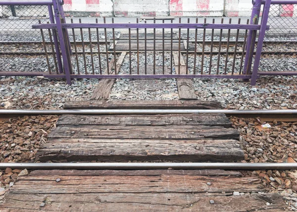 Tren istasyonunda küçük ahşap çit. — Stok fotoğraf