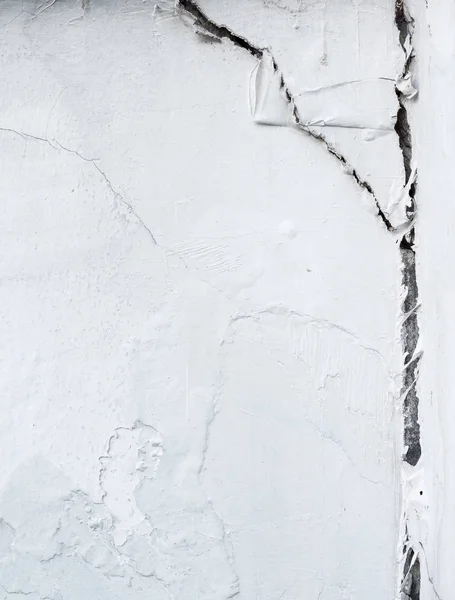 Large crack on the white concrete wall. — Stock Photo, Image