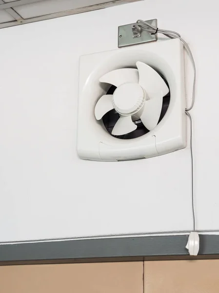 Exaustão limpa do ventilador com o interruptor . — Fotografia de Stock
