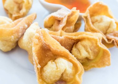 Domuz eti ile çıtır çıtır kızarmış Mantı.