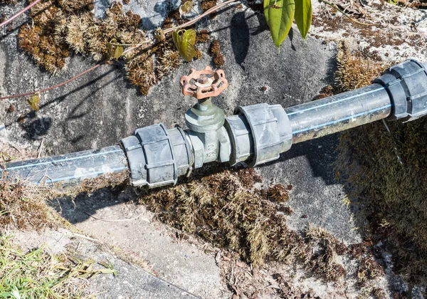 Válvula de mango rojo de la tubería de plomería HDPE . — Foto de Stock
