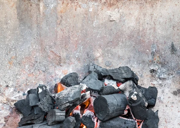 Kleines Lagerfeuer mit Kopierraum. — Stockfoto