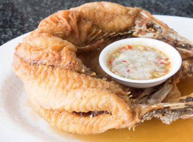 Kızarmış balığı balık baharatlı sos ile.