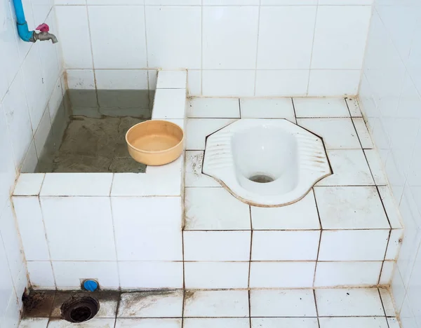 더러운 공중 화장실. — 스톡 사진