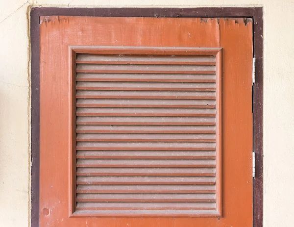 Porta de madeira velha com louver . — Fotografia de Stock