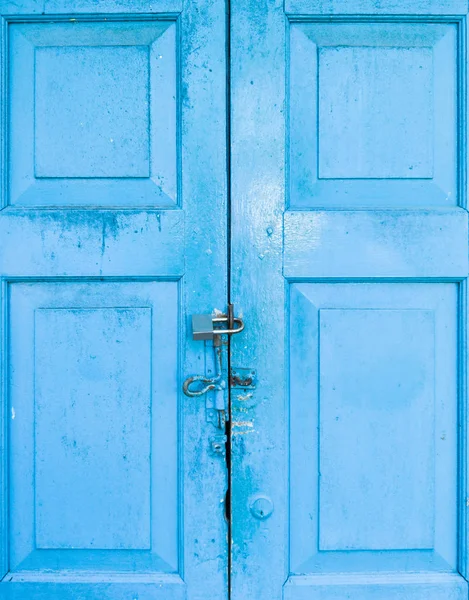 Vieille porte en bois bleu. — Photo