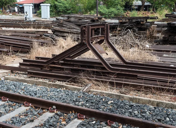 Stål buffertar stopp i slutet av järnvägen. — Stockfoto
