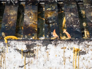 Alev ile eski metal şamdan.