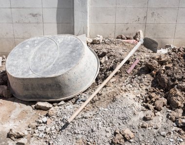Büyük plastik kova ve metal çapa.