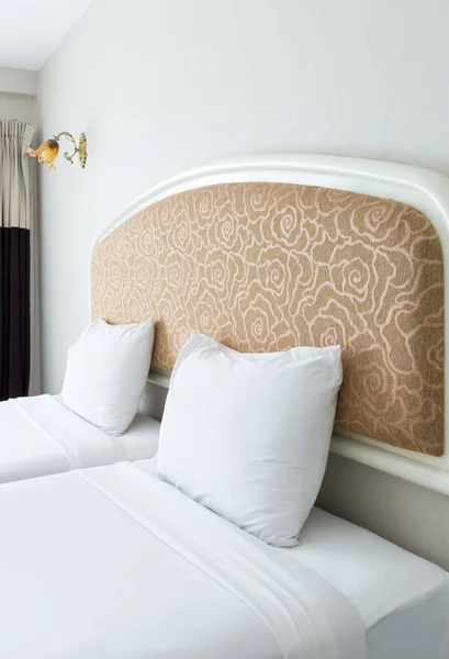 Двуспальная белая кровать с комплектом постельных принадлежностей . — стоковое фото