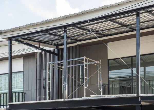 Kleine metalen steigers op het balkon. — Stockfoto