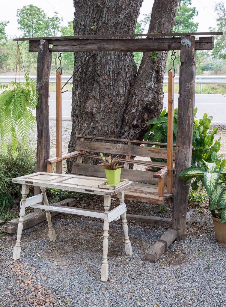 Alten Holzschaukel mit weißen Tisch. — Stockfoto © trainman32 #169419974