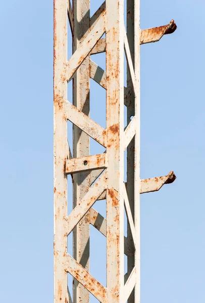 Vecchio palo metallico del semaforo . — Foto Stock