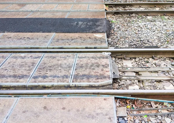 Sokak ve demiryolu arasındaki kesişme alanı.