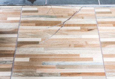 Ahşap desen döşemesi üzerinde uzun çatlamak.