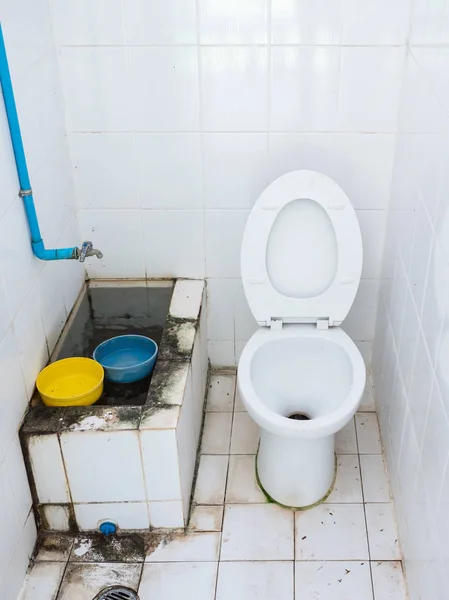 Schmutzige öffentliche Toilette mit der weißen Fliese. — Stockfoto