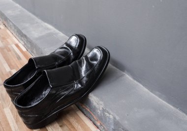 Eski deri ayakkabı ev duvara yakın döşeme.