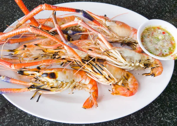 Camarones a la parrilla con la salsa picante al estilo tailandés . —  Fotos de Stock