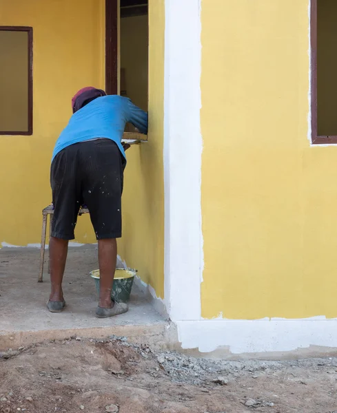 Pintor local está pintando a parede da casa . — Fotografia de Stock