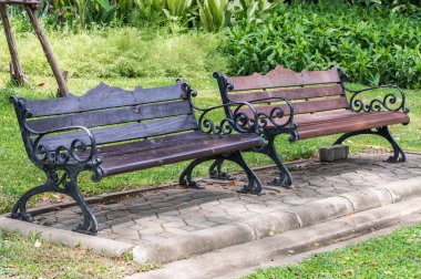 Metal bankta çift blok seramik zemin.