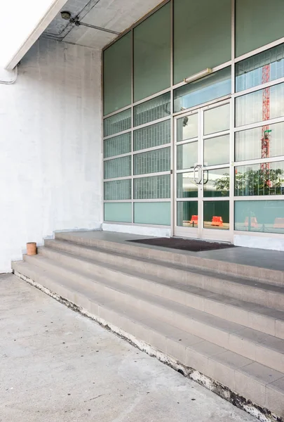 Antigua escalera que se encuentra frente al edificio de oficinas . —  Fotos de Stock