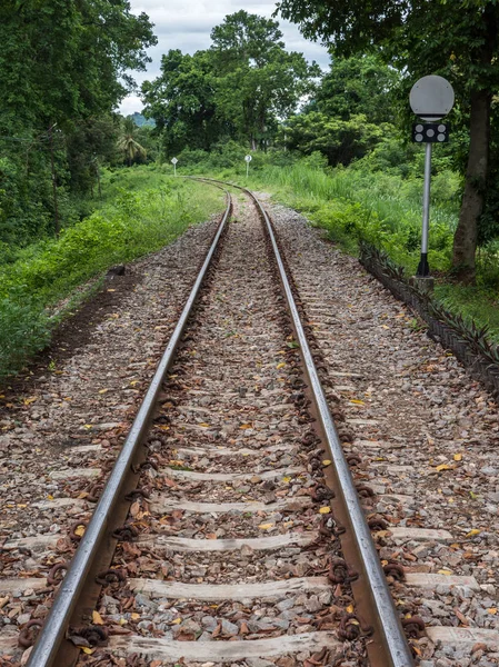 Kromme railway met de signaal-paal. — Stockfoto