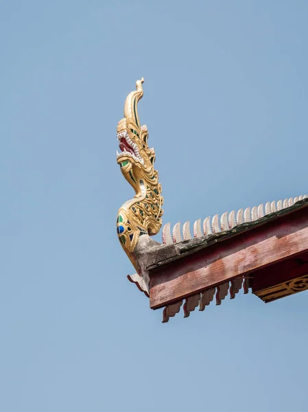 Wooden dragon head on the eaves of the church. — Stock Photo, Image