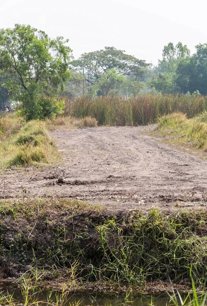 Estrada de terra através do canteiro de obras . — Fotografia de Stock