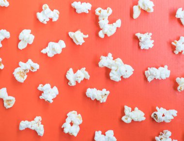 Turuncu kağıt karton üzerine tuzlu popcorn