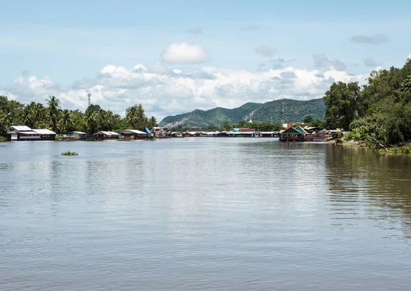 Grande rio limpo ao longo da montanha . — Fotografia de Stock