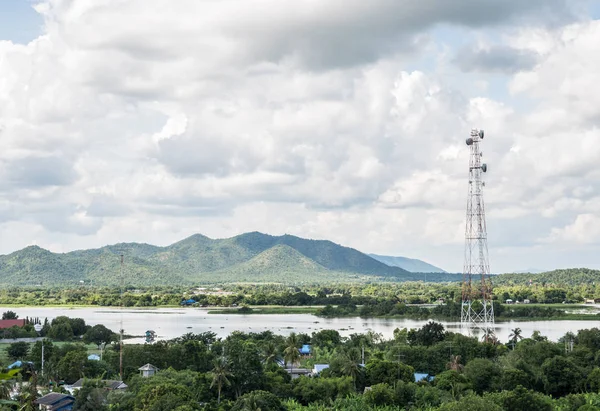 Torre de telecomunicações na aldeia rural . — Fotografia de Stock