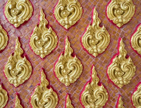 Goldenes Blumenmuster im traditionellen thailändischen Stil. — Stockfoto