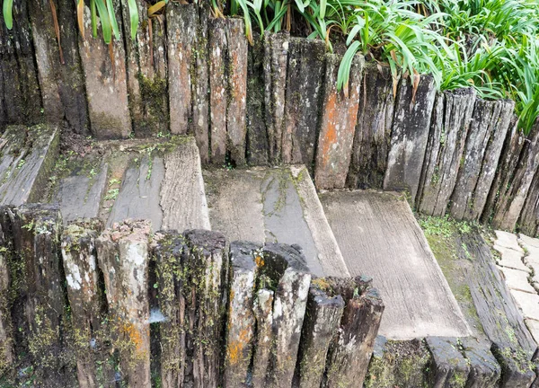 Escalier en bois avec le sol en béton . — Photo