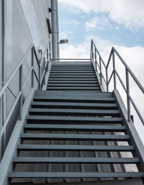 Escalera metálica detrás de la fábrica . — Foto de Stock