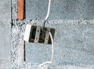 Elektrikli tellerle plastik soket.