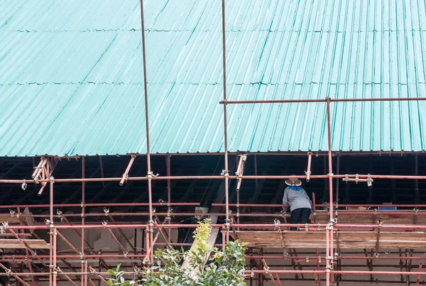 Joven trabajador en el andamio . — Foto de Stock