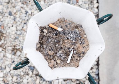 Beyaz seramik kül tablası ile sigara saplama.