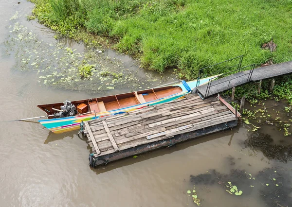 Bateau à queue longue près du petit ponton en bois . — Photo