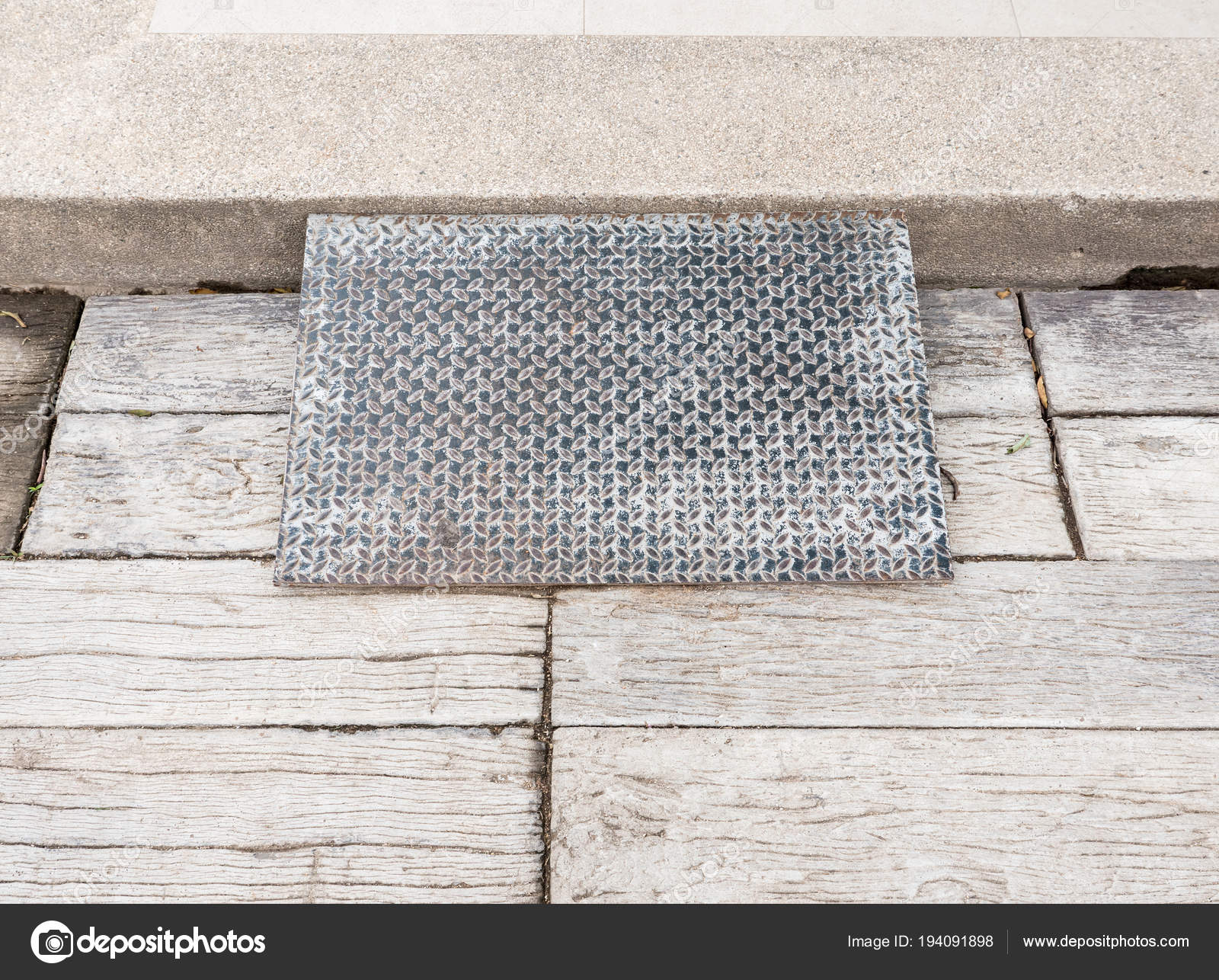 Pequeña rampa metálica para carretilla. — Foto de stock © trainman32