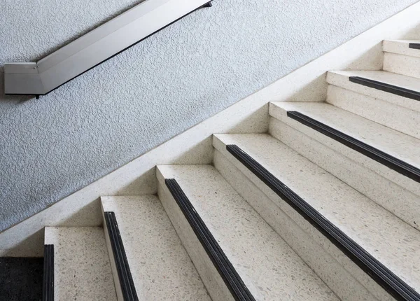 Ancien escalier en marbre avec le rail métallique . — Photo